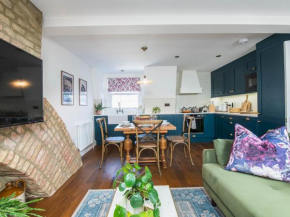 Cozy & Luxurious 2-Bed Flat with Balcony in Fulham - Pass The Keys